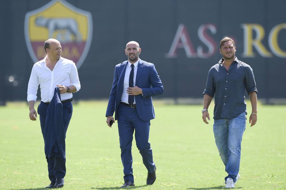 Da sinistra a destra: Mauro Baldissoni, Dg della Roma, il Ds Monchi e Francesco Totti, alla sua prima giornata da dirigente giallorosso. Lapresse